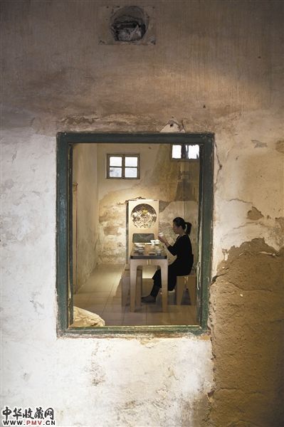 外国艺术家在大栅栏一间旧房内，办起“吾号@茶舍”艺术品展览。