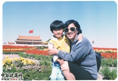 80年代 沉浸花海 1986年国庆节，天安门第一次用10万盆鲜花摆放花坛。5岁的辛竹和妈妈留下了这张合影。