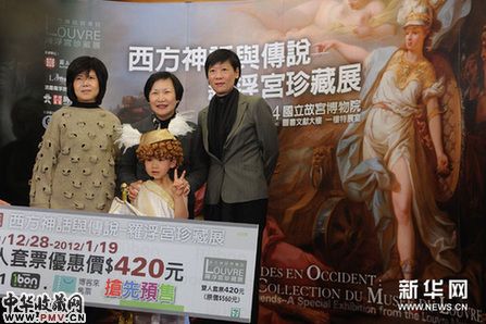 12月27日，台北故宫博物院院长周功鑫（后中）、策展顾问刘俊兰（后左）等嘉宾在记者会上合影。新华网图片 金良快 摄