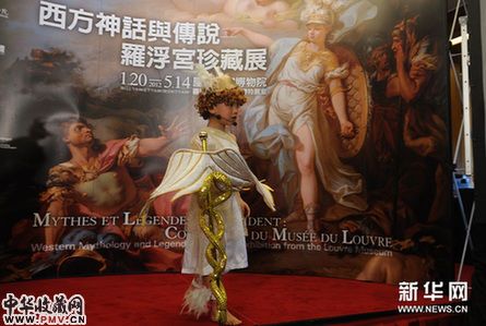 12月27日，一位扮成神使赫尔墨斯的小女孩出席记者会。新华网图片 金良快 摄