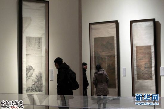 1月16日，观众在北京中国美术馆欣赏邓拓捐赠的古代绘画珍品。新华社记者 任正来 摄
