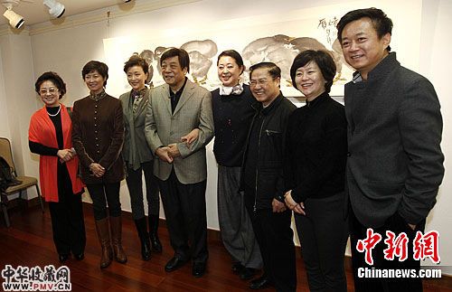 倪萍在北京荣宝斋大厦举办个人画展发布会，赵忠祥、杨澜、敬一丹、朱军等央视“名嘴”纷纷到场祝贺。