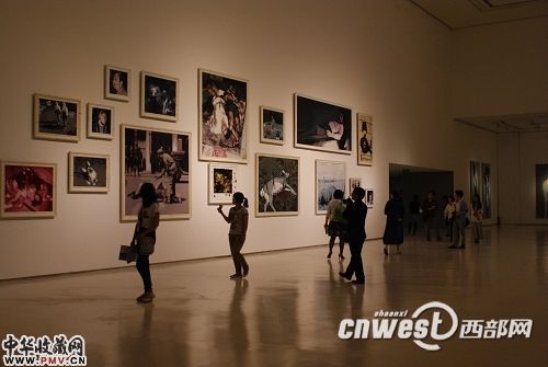 观众参观“竹马??郭伟、郭晋双个展”。
