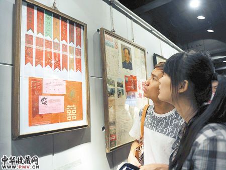 展出的红色珍藏品吸引市民和学生驻足观看。记者翟小雪 实习生杨雪忆 摄