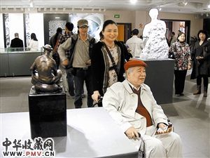 潘鹤坐着轮椅来到展览现场。