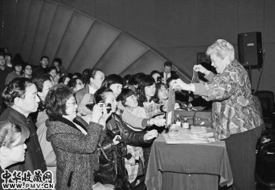 展览现场,来自美国的拼布艺术家Martha Ginn女士与观众互动。左图为她捐赠给大连现代博物馆的作品《蝴蝶飞过》。李 慧 摄