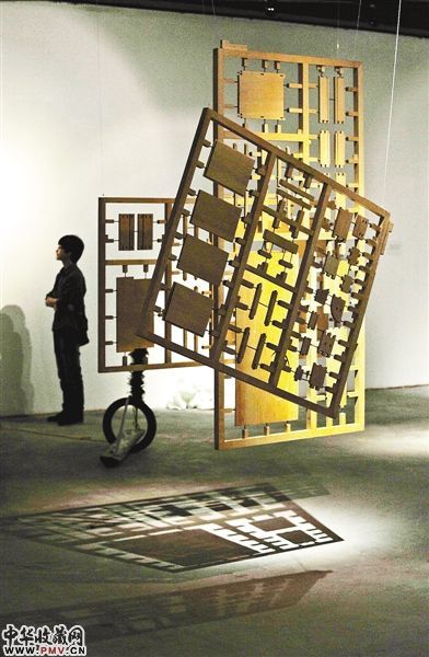 市民正在欣赏“明天”当代雕塑艺术作品展。 (本栏图片均由记者万难摄)