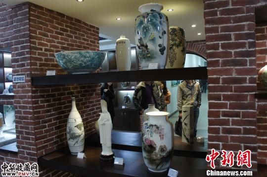 “2013年湖南(香港)投资贸易洽谈周”湘瓷艺术精品预展上的醴陵釉下五彩瓷。 李俊杰 摄
