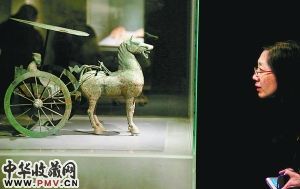 昨天,在中华世纪坛世界艺术馆的展厅里,一位观众在甘肃武威雷台汉墓出土的铜轺车展柜前仔细观看。本报记者 饶强摄