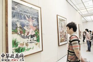参观者被惟妙惟肖的剪纸作品所吸引。