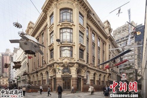 《蔡国强:农民达芬奇》於巴西银行文化中心四周街道上装置一景