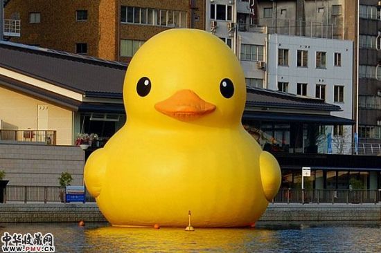 萌系雕塑家的巨型鸭仔雕塑
