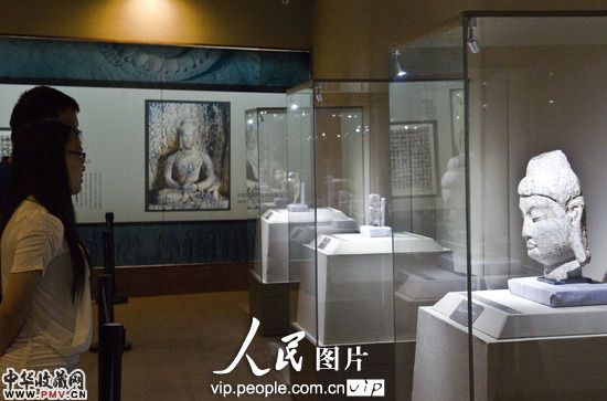 2013年4月27日,河南洛阳,游客在龙门博物馆参观流失海外回归的佛雕文物。