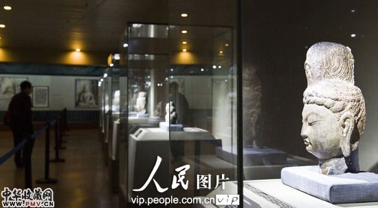 2013年4月27日,河南洛阳,游客在龙门博物馆参观流失海外回归的佛雕文物。