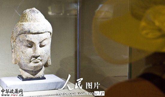 2013年4月27日,河南洛阳,游客在龙门博物馆参观流失海外回归的佛雕文物。
