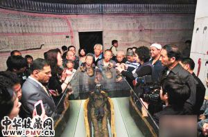 深圳市民在复制墓室中观看拉美西斯二世之子木乃伊