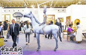 一座“骑马人”的雕塑栩栩如生地坐落在行人中间。