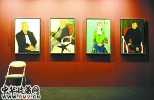 四幅肖像画旁边摆放着一把空椅子,与画中人的坐姿有所呼应。