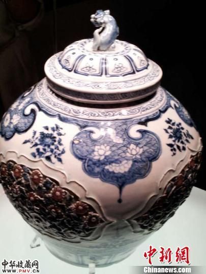 图为元代青花釉里红开光贴花盖罐。 申玲敏 摄
