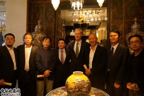 史蒂夫・洛克菲勒先生代表主办方向中国艺术家颁发收藏证书 史蒂夫・洛克菲勒先生代表主办方向中国艺术家颁发收藏证书