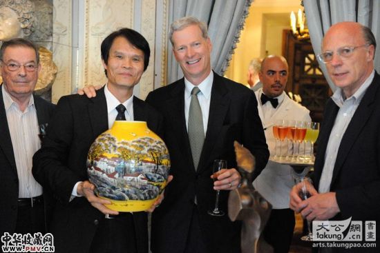 2013年6月17日史蒂夫.洛克菲勒、瑞士驻法国大使等出席中国艺术家作品展开幕酒会 2013年6月17日史蒂夫.洛克菲勒、瑞士驻法国大使等出席中国艺术家作品展开幕酒会