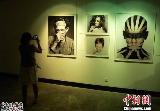 世界鬼才摄影大师约翰兰金展武汉开幕 