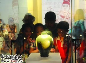 文物特展上展出了很多珍贵史料。
