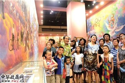 刘宇一画展吸引各国观众