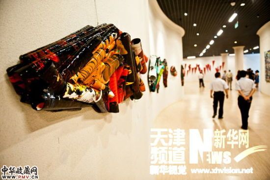 ７月２７日，市民在观看展出的作品。 