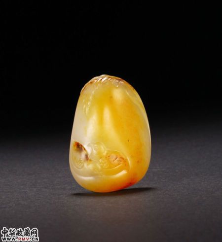 中国玉雕大师瞿利军作品  和田玉籽料岁岁平安挂件