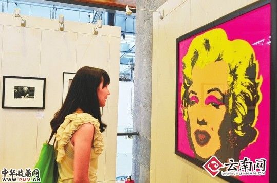 作品展上一女子与“梦露”对视 本报记者 龙宇丹 摄