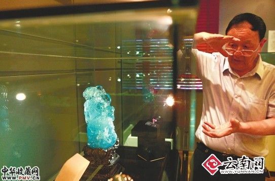 吴世泽在介绍馆藏的云南出产的天然宝石 记者 付兴华 摄