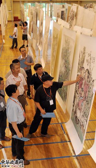 评委正在评选参展作品