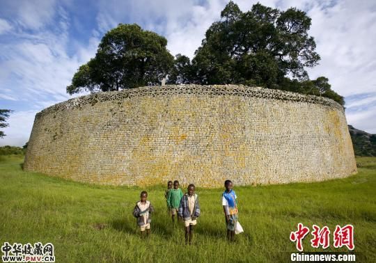张桦摄影作品《大津巴遗址和它的后代》