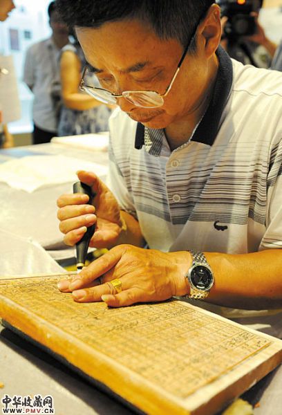 非遗传承人沈如华在现场演示雕刻技艺。(周建平 摄)