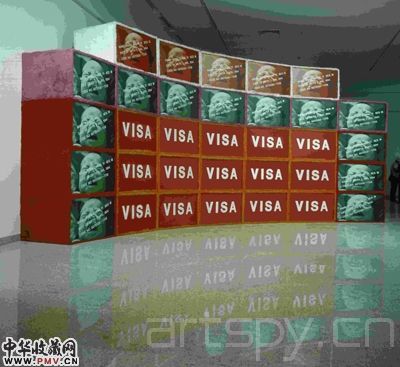 展出作品:《VISA》,装置作品,人造毛、图片、木箱、丝网印刷等 展出作品:《VISA》,装置作品,人造毛、图片、木箱、丝网印刷等