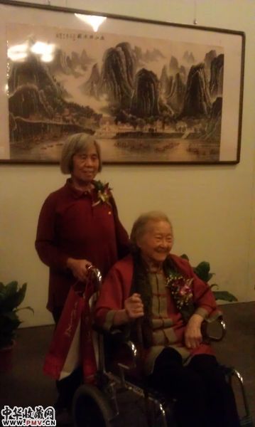李可染夫人在李可染作品前留影