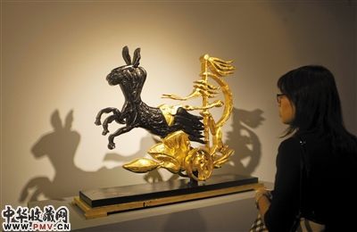 昨日,一位观众在欣赏乔治・布拉克的雕塑作品《美狄亚的两轮马车纪念雕》。新京报记者 孙纯霞 摄