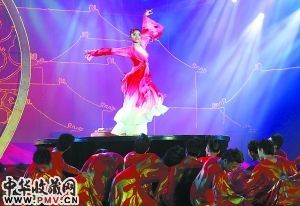 昨天,首届中国艺博会开幕盛典在通州区奥林匹克体育场举行,这是演员们在表演舞蹈《彩陶颂》。本报记者 方非 摄