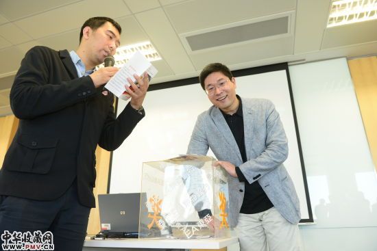 东亚中国北京分行副行长及区域总监周进先生（右）及颐和悦馆董事长刘彭生先生（左）