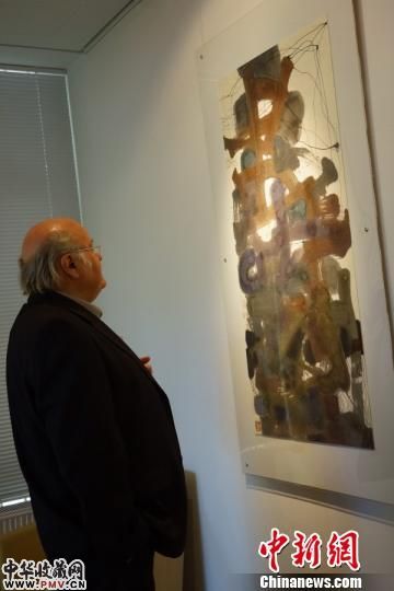 德国艺术家在展览现场。　陈轩　摄
