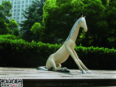 《银鬃马五号》 铜喷漆 280x200x110cm  2009