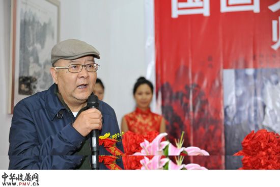 艺术家龙瑞在开幕式上发言