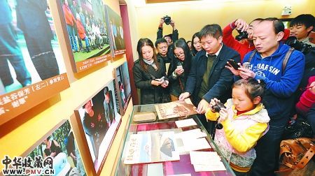 昨日,重庆抗战遗址博物馆,特邀的市民正参观博物馆新收集的抗战文物。