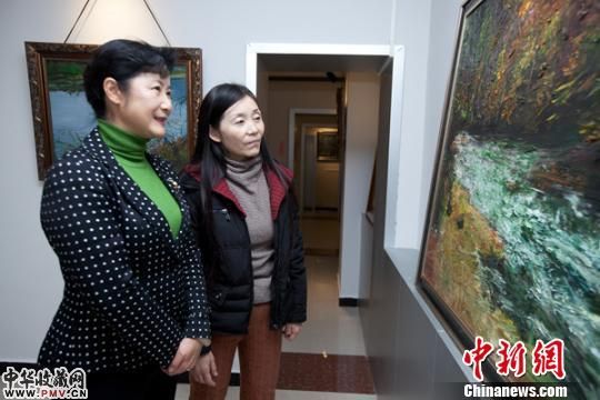 董锦燕主席左一在谢亚丽女士陪同下参观画展