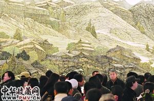 巨幅国画《壮锦》前参观者络绎不绝。本报记者 戴冰摄