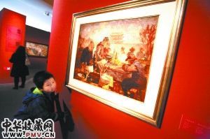 一位小观众在观看李宗津创作于1947年的布面油彩《平民食堂》。 　　本报记者 方非摄