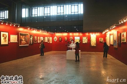 拥挤的作品展示依然无法抵挡热烈的销售