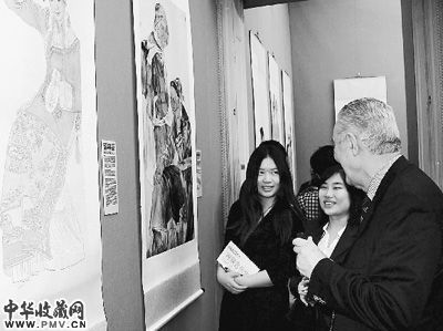 法国观众、华侨华人驻足欣赏展览。 本报记者 李志伟摄