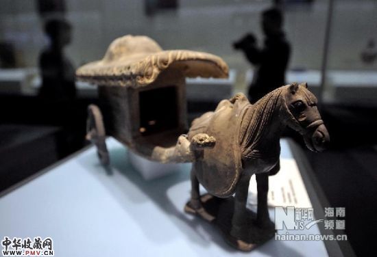 这是从丹麦追索回归的中国元代灰陶马车（12月25日摄）。 新华社记者 郭程 摄